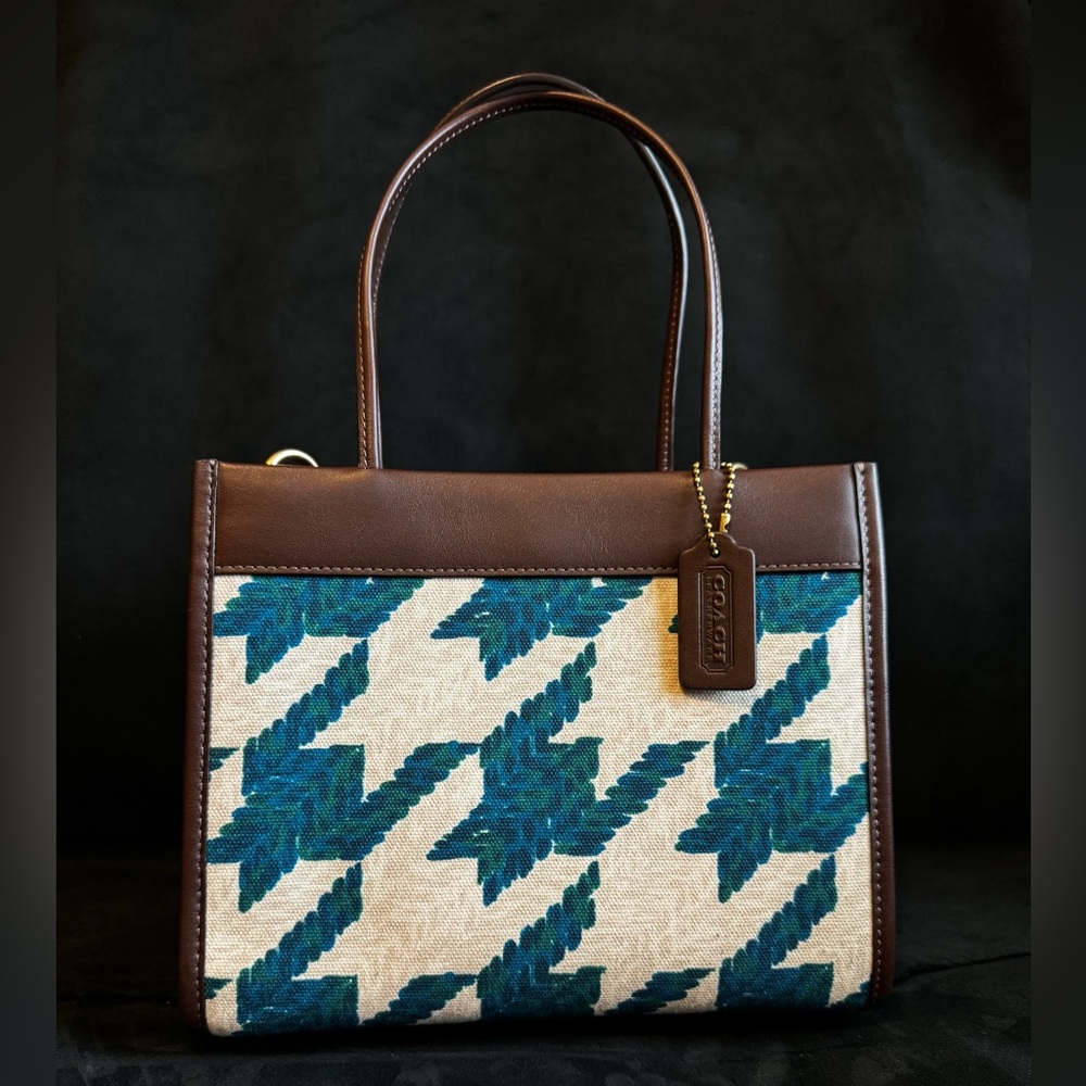 Coach Cashin Carry 22 in Houndstooth Organic Cotton